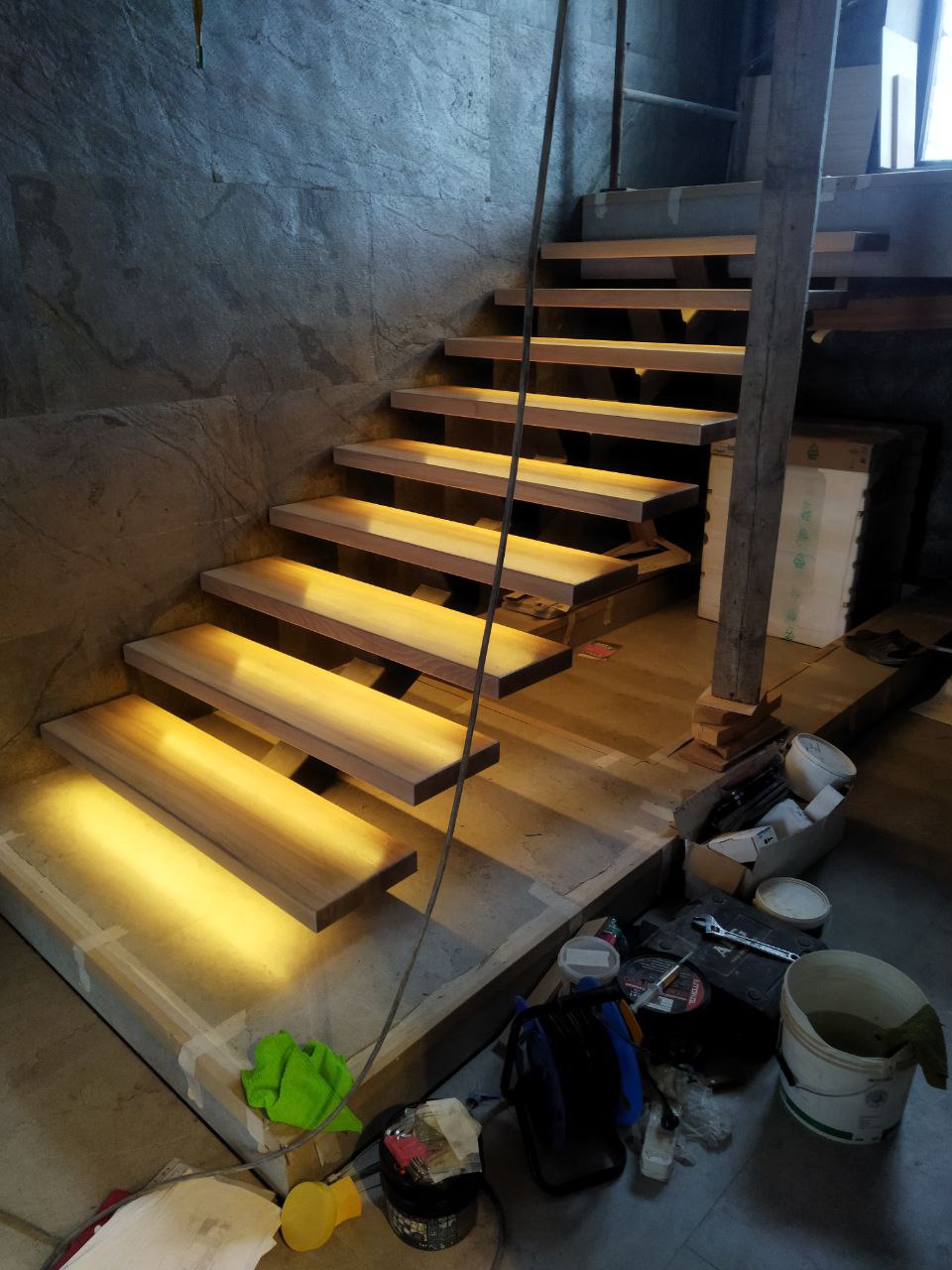 Отделка лестницы с подсветкой — ремонт под ключ Екатеринбург